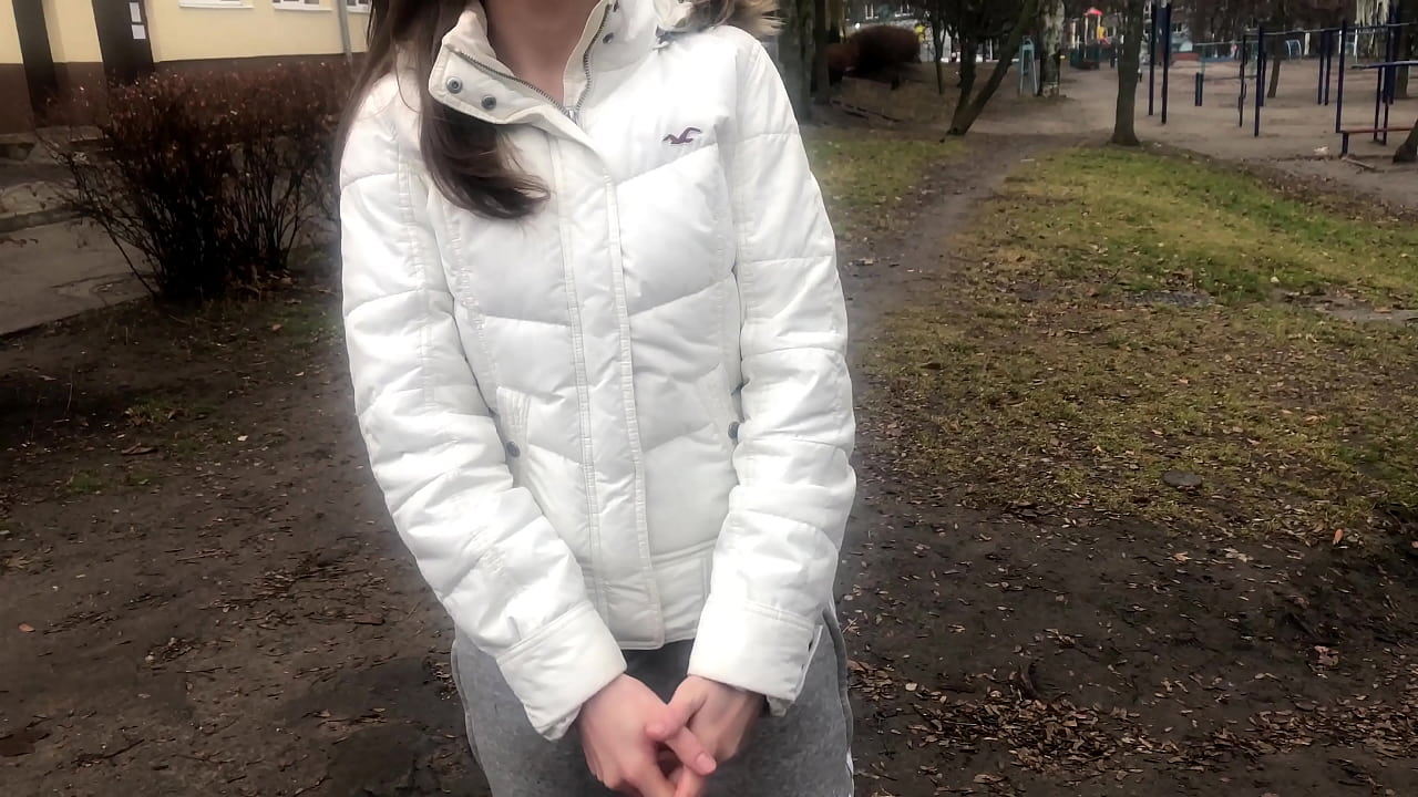 Cudzinec za peniaze fajčí a šuká. Russian Amateur. S rozprávaním.