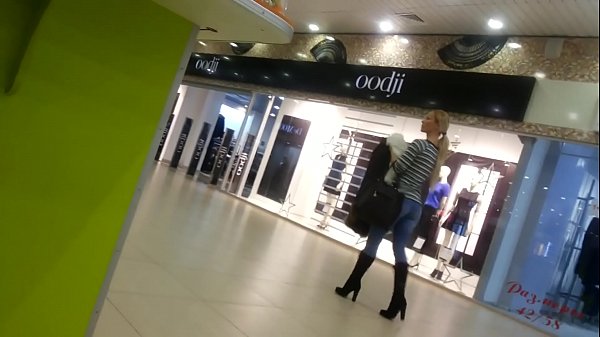 Parádna baba v supermarkete.