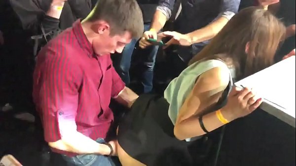 Skutočný sex v ruskom nočnom klube. 18-ročné ruské dievča v análnom otvore a vagíne jebané v nočnom klube