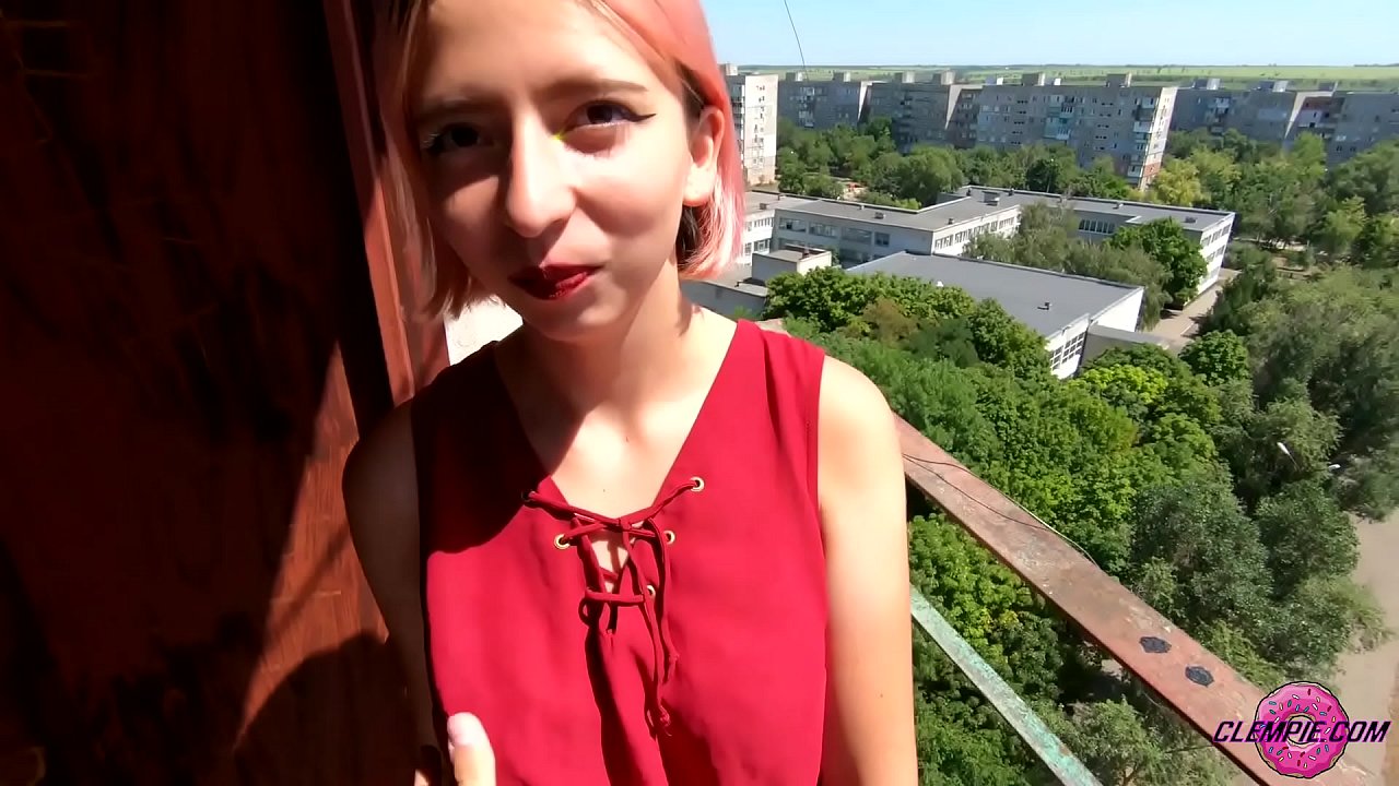 Študentka zmyselne fajčí cudzinca vo vnútrozemí - strieka mu na tvár